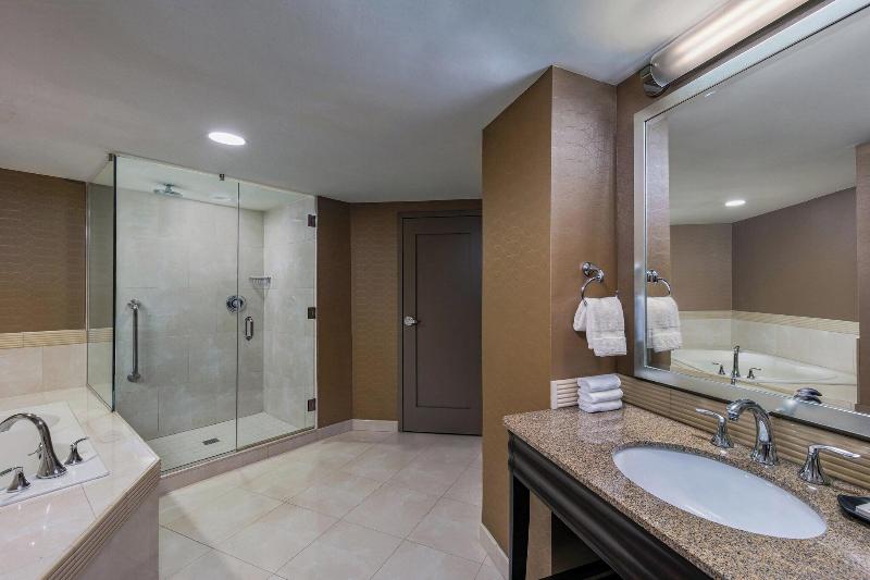 Sheraton Greensboro at Four Seasons image
