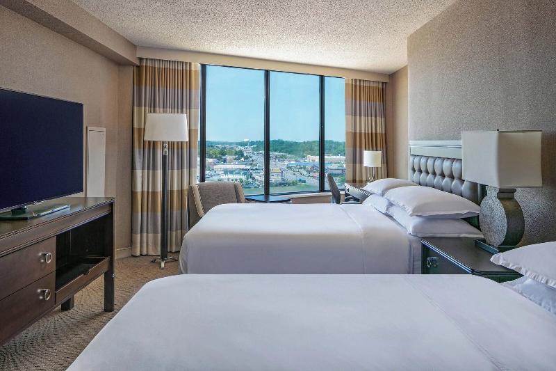 Sheraton Greensboro at Four Seasons image