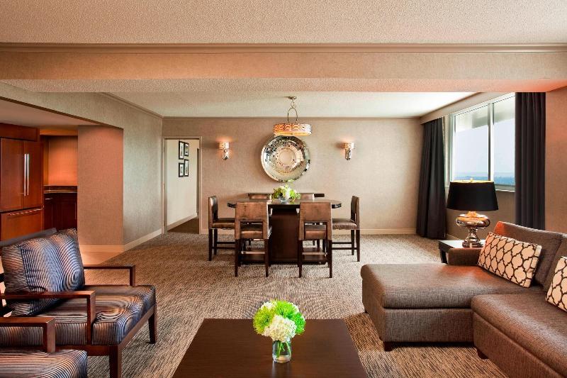 Sheraton Greensboro at Four Seasons image