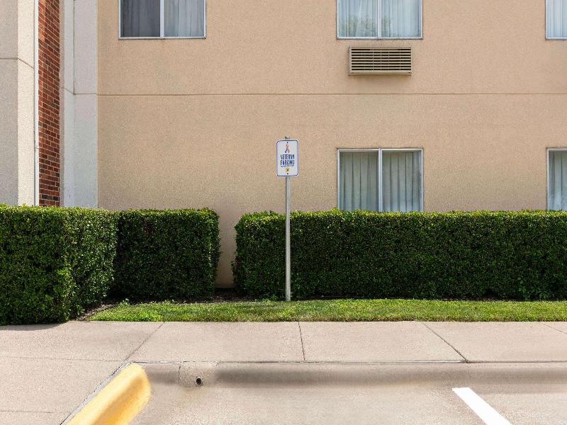 Super 8 by Wyndham Grapevine/DFW Airport Northwest image
