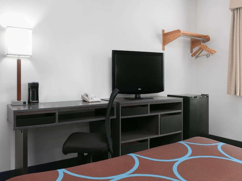 Super 8 by Wyndham Grapevine/DFW Airport Northwest image