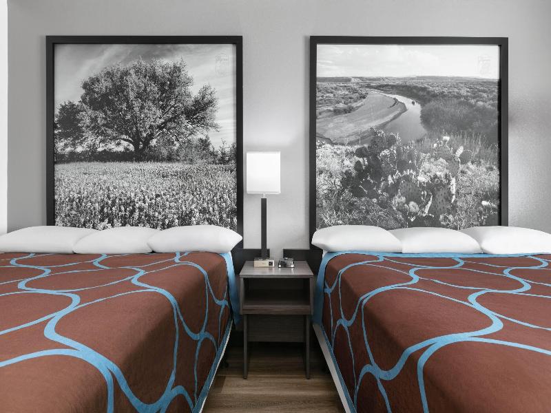Super 8 by Wyndham Grapevine/DFW Airport Northwest image