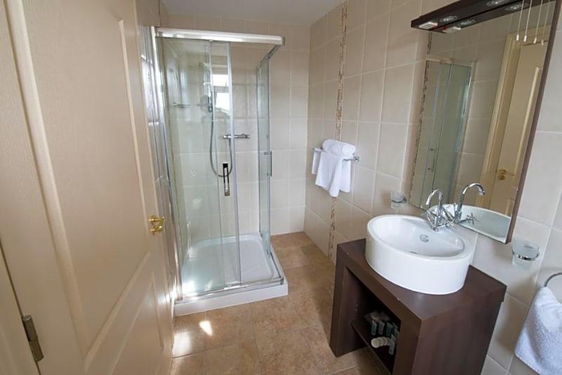 Connemara Lake Hotel image