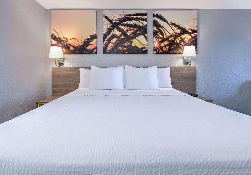Days Inn By Wyndham Greenville Ms image