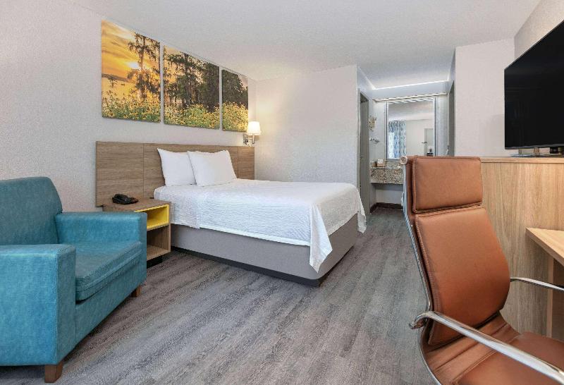 Days Inn By Wyndham Greenville Ms image