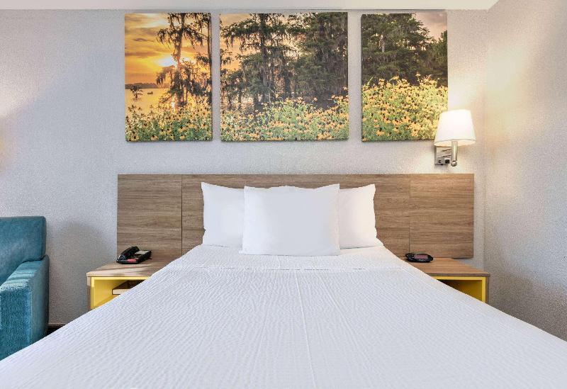 Days Inn By Wyndham Greenville Ms image