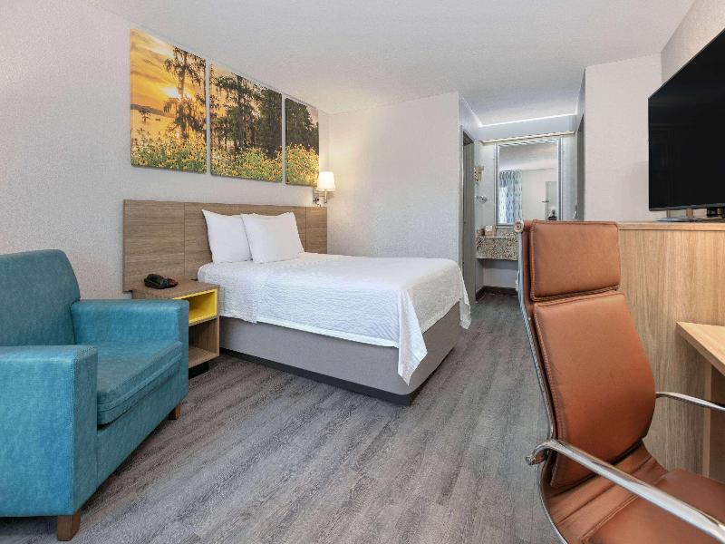 Days Inn By Wyndham Greenville Ms image