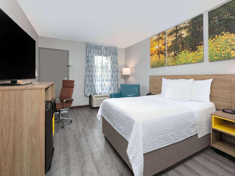 Days Inn By Wyndham Greenville Ms image