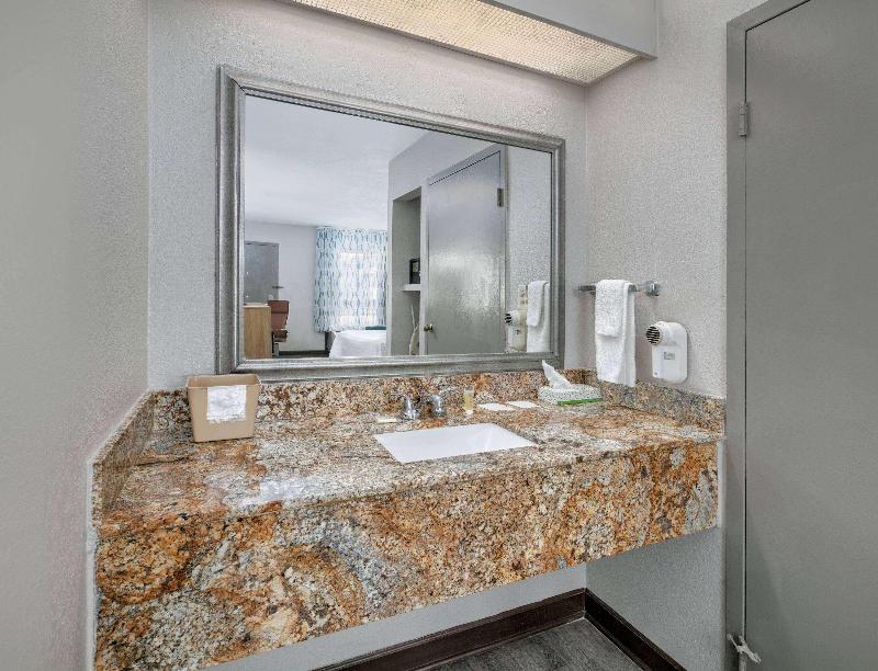 Days Inn By Wyndham Greenville Ms image