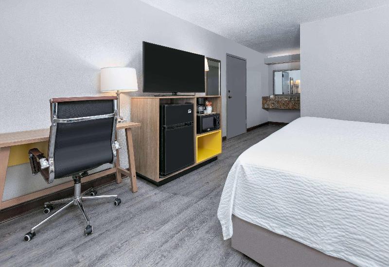 Days Inn By Wyndham Greenville Ms image