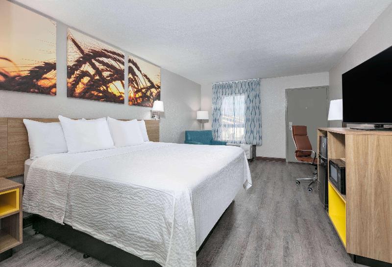 Days Inn By Wyndham Greenville Ms image