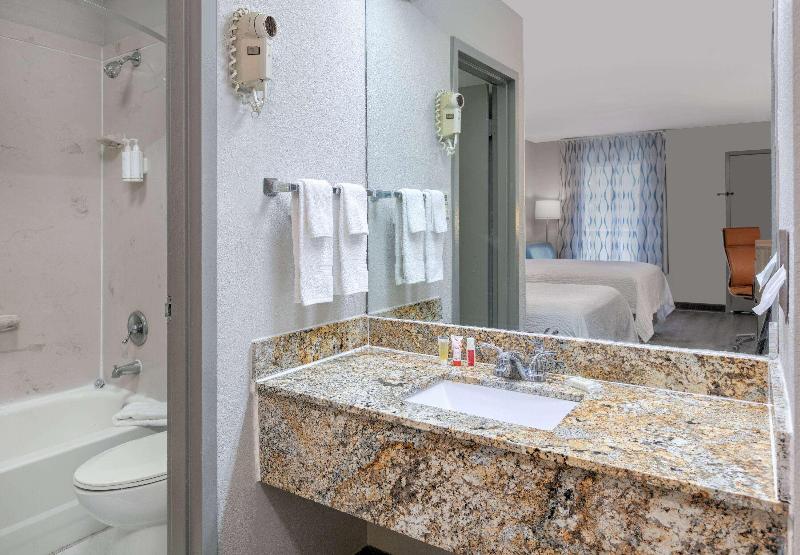 Days Inn By Wyndham Greenville Ms image