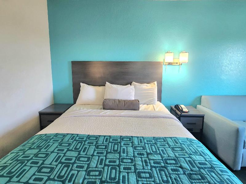 Howard Johnson by Wyndham Galveston image