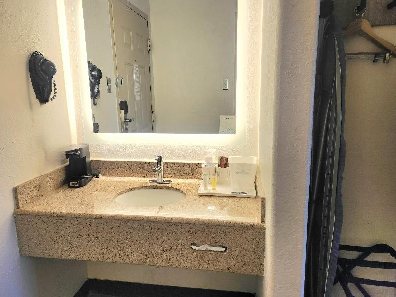 Howard Johnson by Wyndham Galveston image