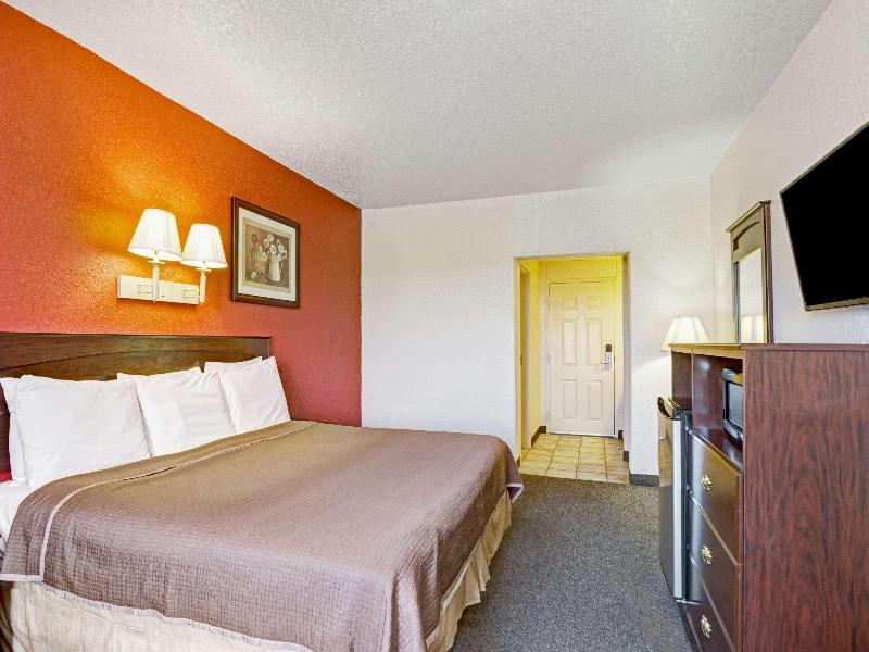 Howard Johnson by Wyndham Galveston image
