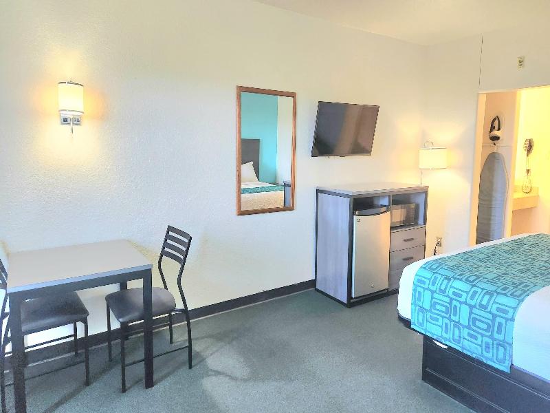 Howard Johnson by Wyndham Galveston image