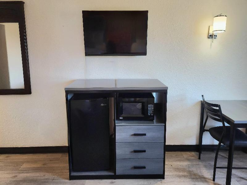 Howard Johnson by Wyndham Galveston image