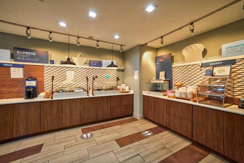 Holiday Inn Express & Suites Beeville By IHG image