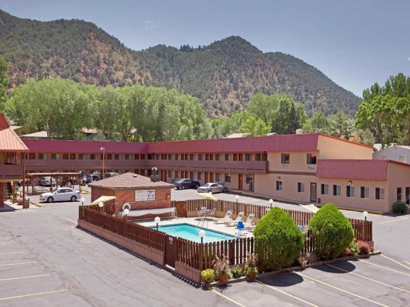 Cedar Lodge