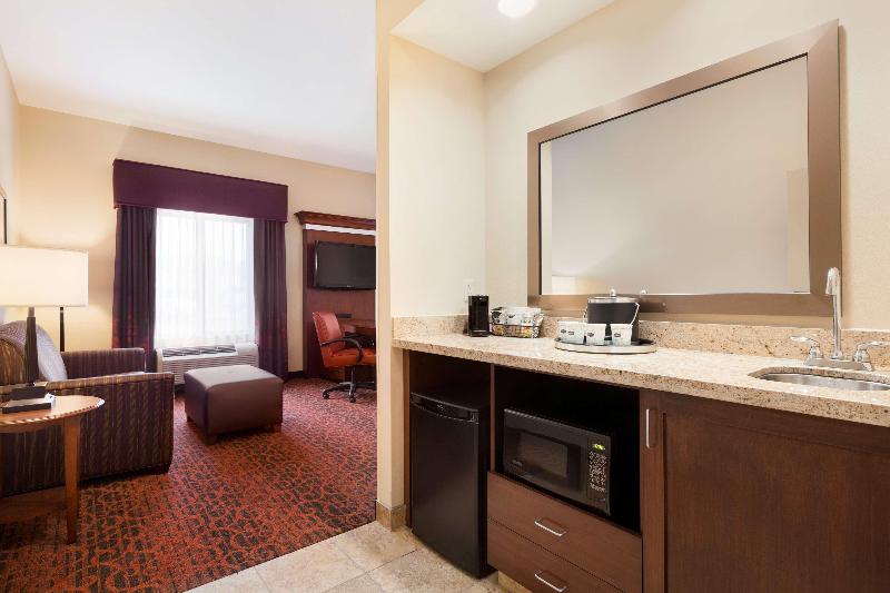 Hampton Inn & Suites Williston image