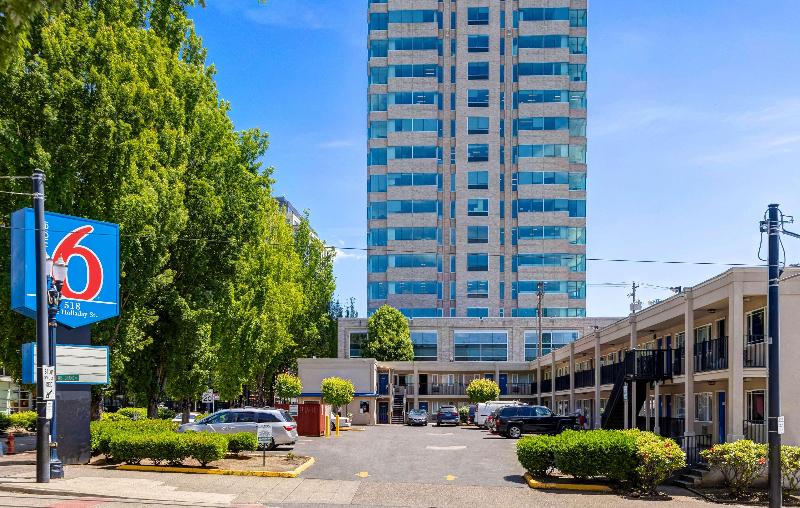 Motel 6 Portland Downtown image