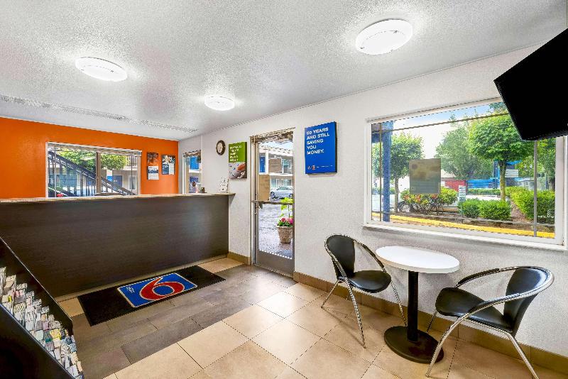 Motel 6 Portland Downtown image