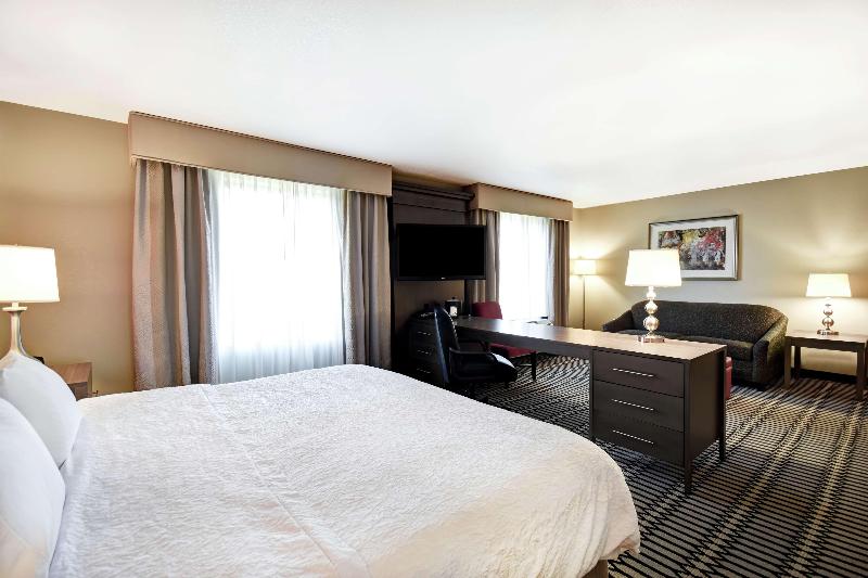 Hampton Inn Middletown image