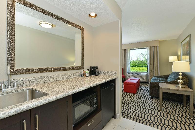 Hampton Inn Middletown image