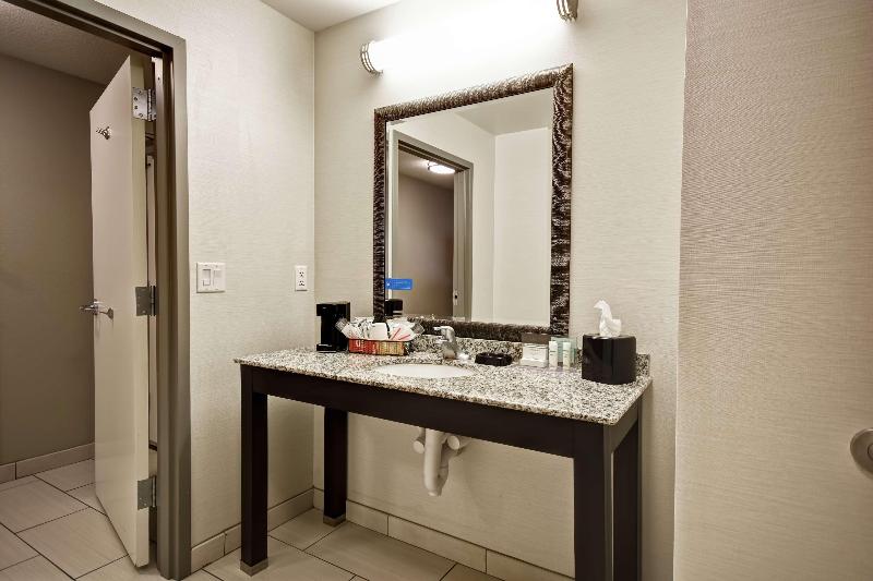 Hampton Inn Middletown image