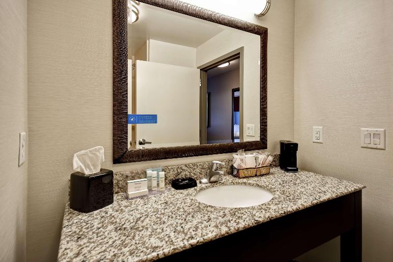 Hampton Inn Middletown image