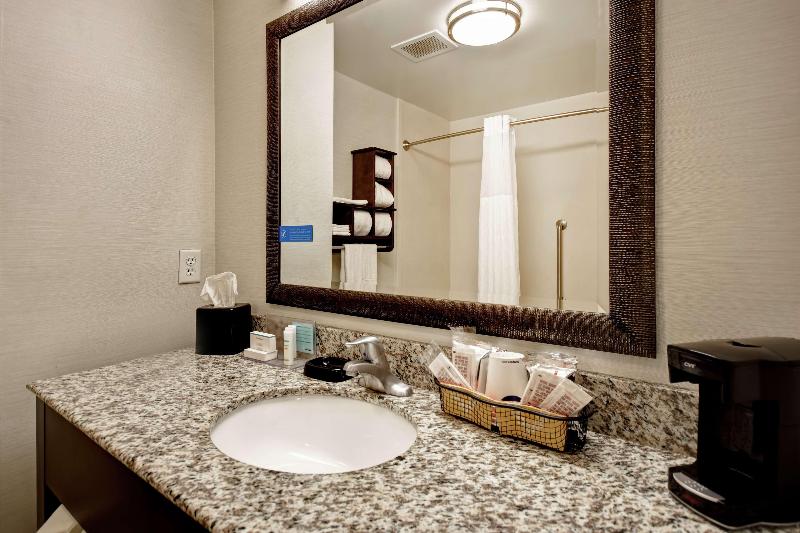 Hampton Inn Middletown image