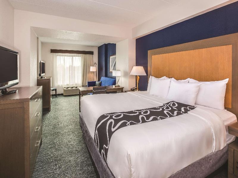 La Quinta Inn & Suites By Wyndham Philadelphia Ap image