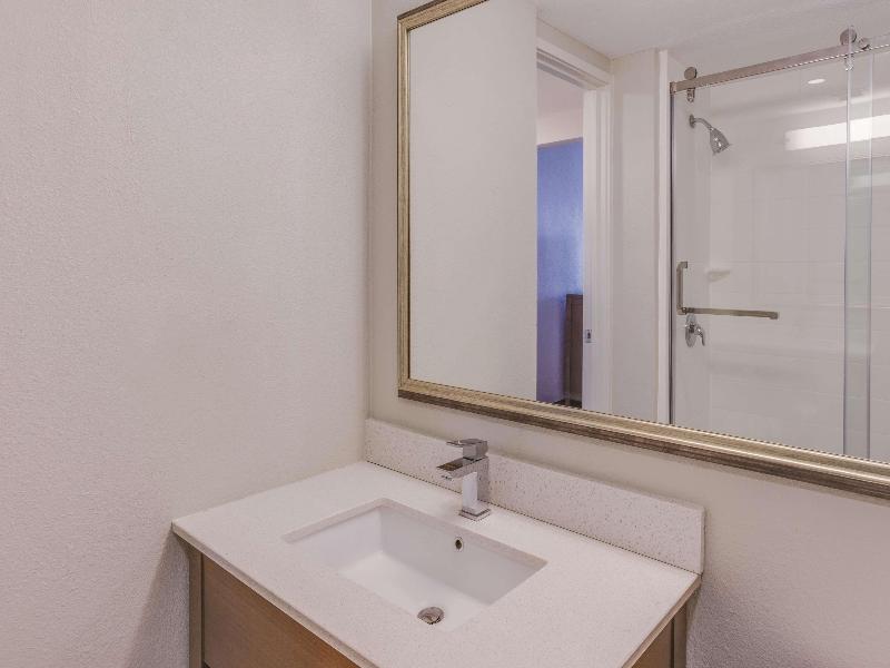 La Quinta Inn & Suites By Wyndham Philadelphia Ap image