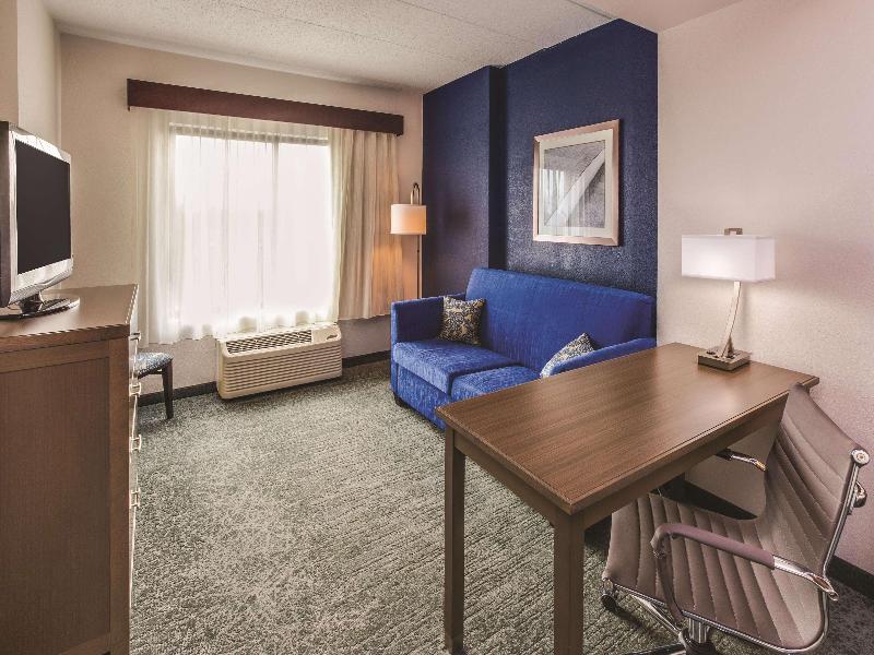 La Quinta Inn & Suites By Wyndham Philadelphia Ap image