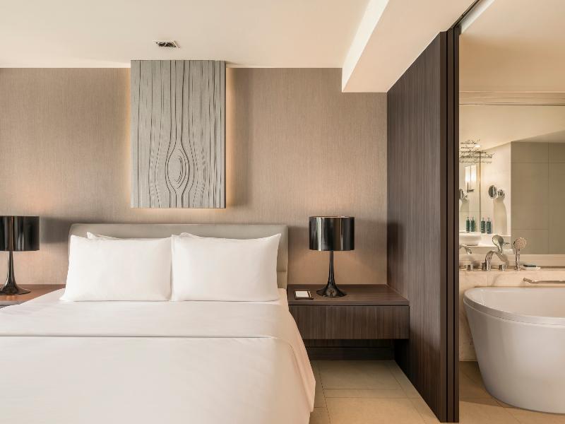 Hilton Bangkok Suvarnabhumi Golf Resort & Spa image