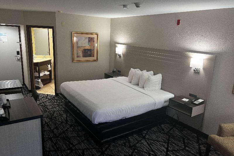 Baymont By Wyndham Monroe Ohio image
