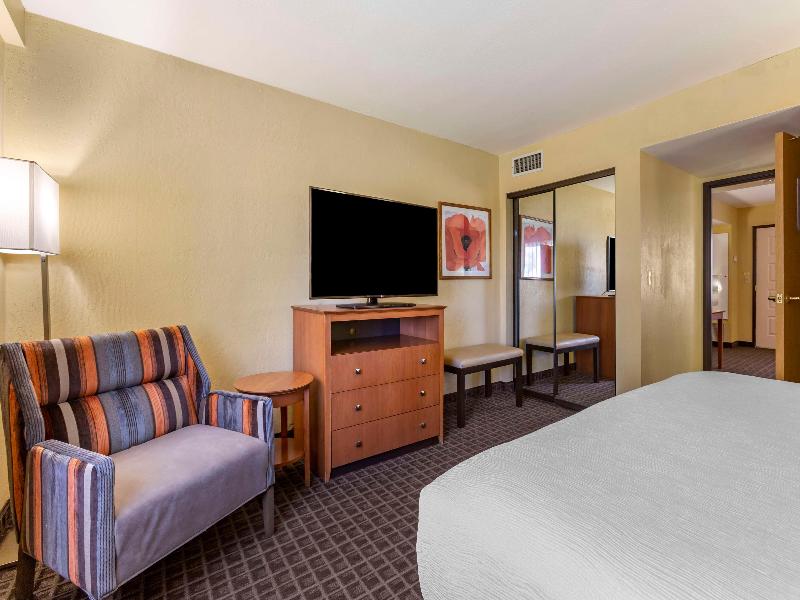 Best Western Plus Scottsdale Thunderbird Suites image