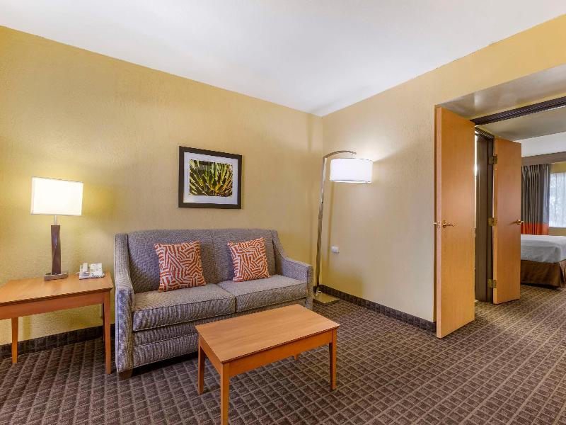 Best Western Plus Scottsdale Thunderbird Suites image