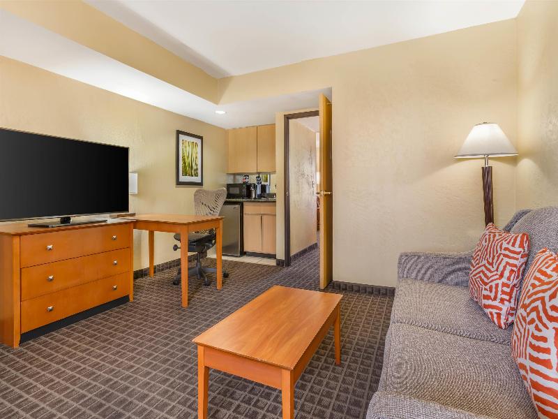 Best Western Plus Scottsdale Thunderbird Suites image