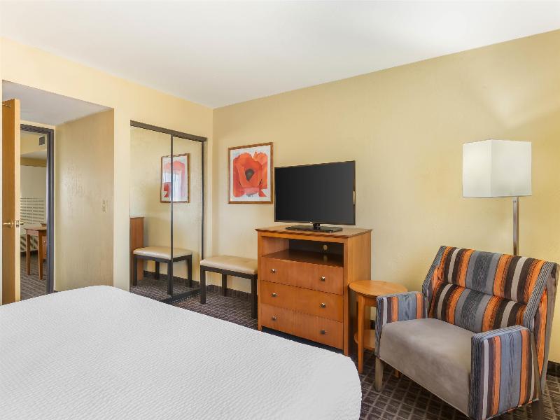 Best Western Plus Scottsdale Thunderbird Suites image