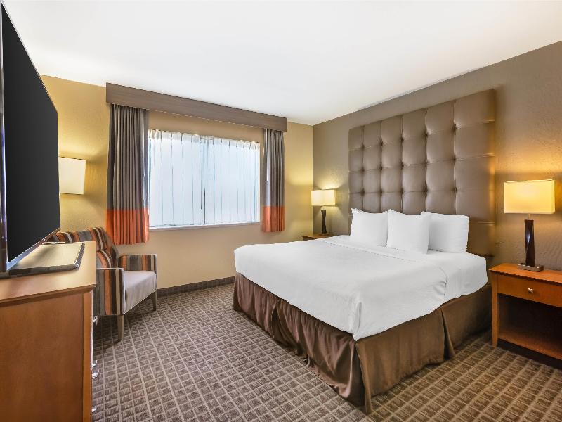 Best Western Plus Scottsdale Thunderbird Suites image