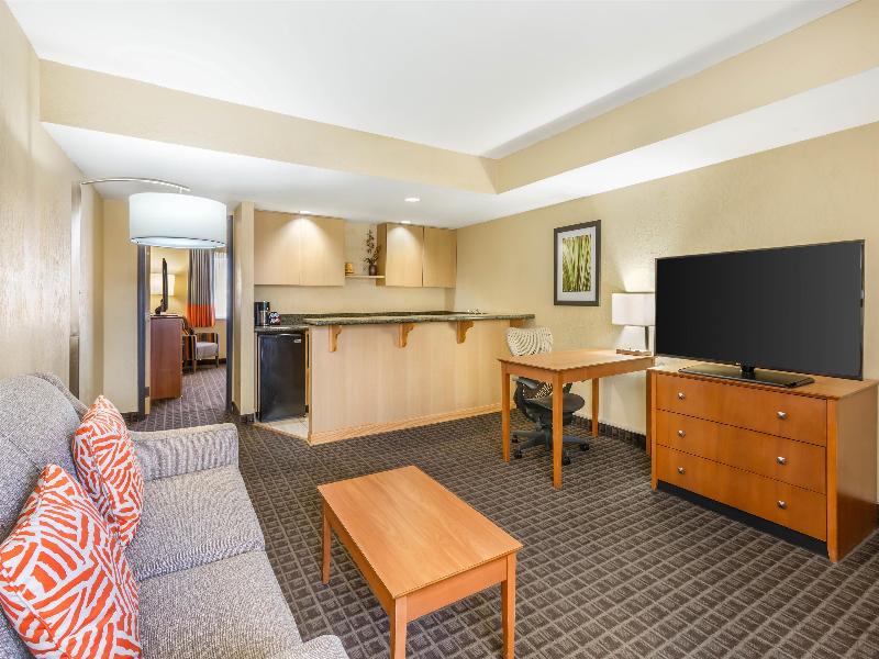 Best Western Plus Scottsdale Thunderbird Suites image