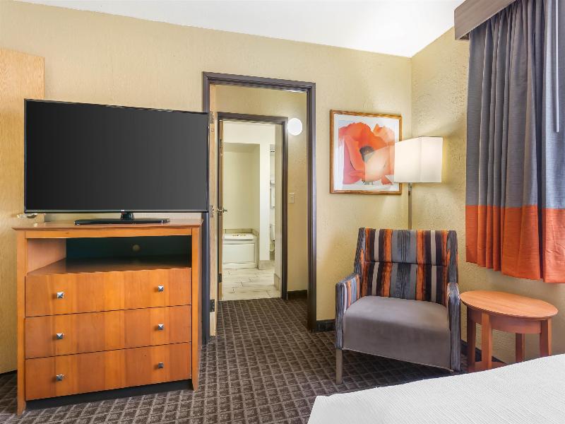 Best Western Plus Scottsdale Thunderbird Suites image