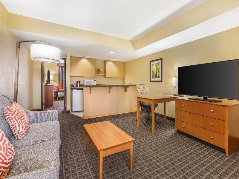 Best Western Plus Scottsdale Thunderbird Suites image