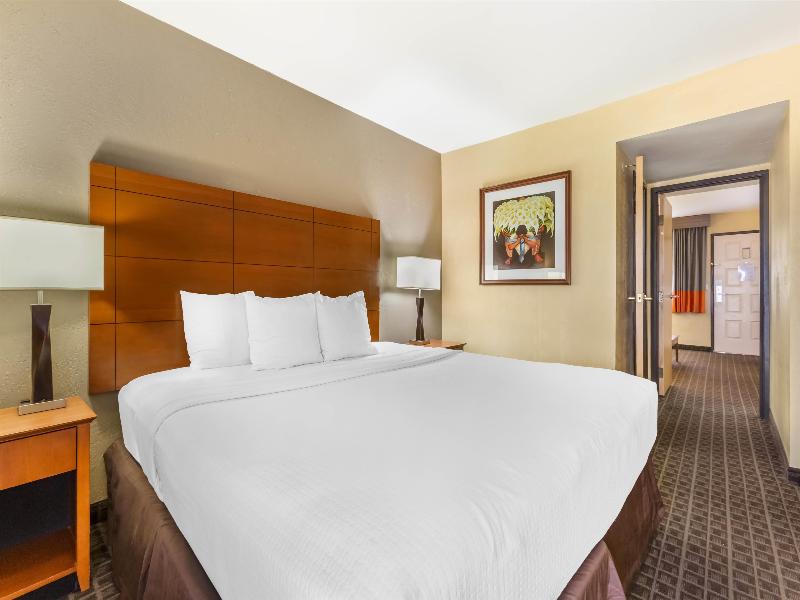 Best Western Plus Scottsdale Thunderbird Suites image