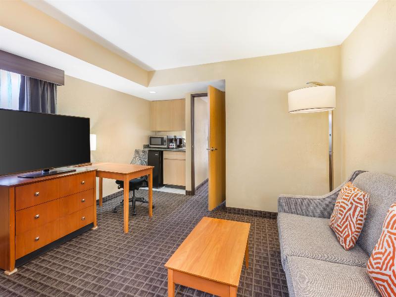 Best Western Plus Scottsdale Thunderbird Suites image