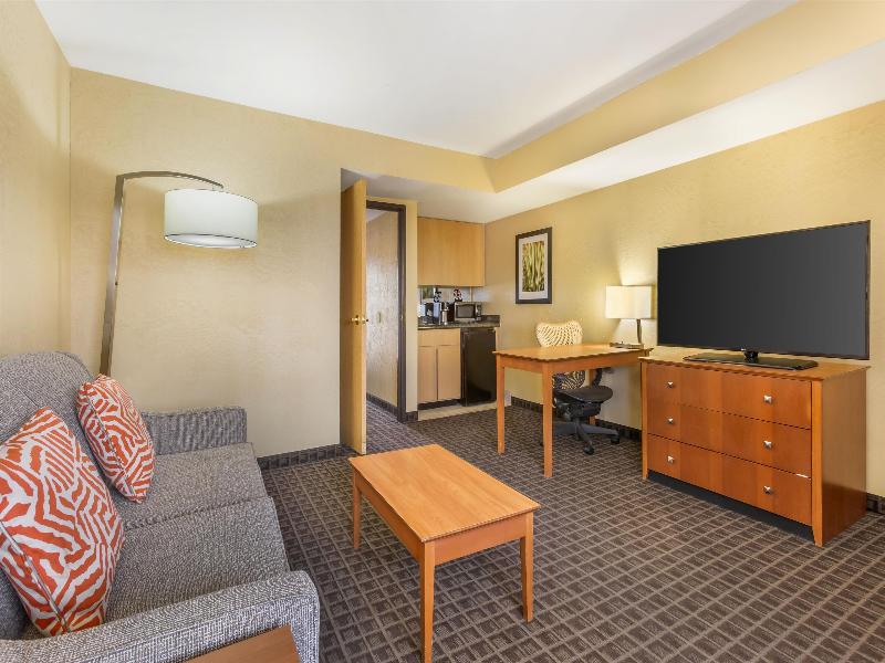 Best Western Plus Scottsdale Thunderbird Suites image
