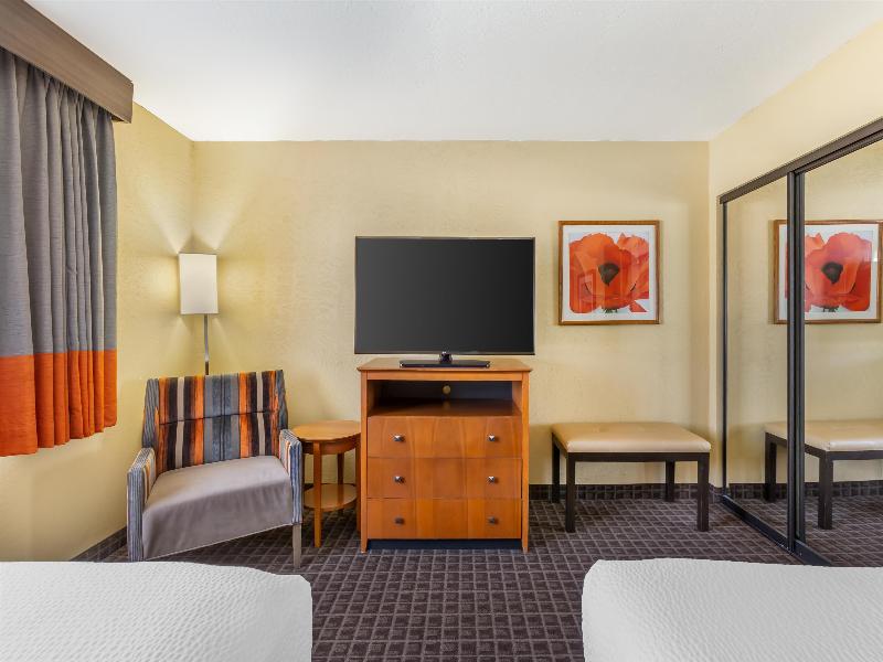 Best Western Plus Scottsdale Thunderbird Suites image