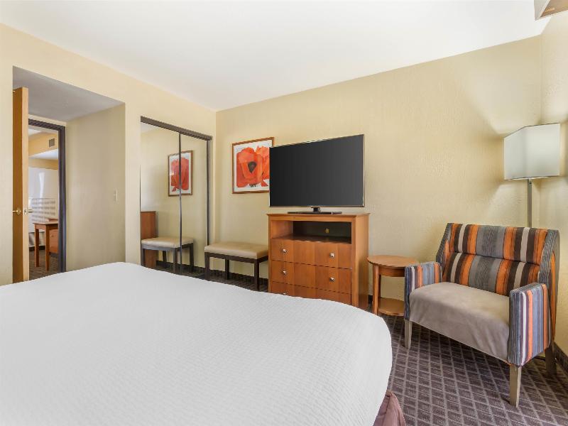Best Western Plus Scottsdale Thunderbird Suites image