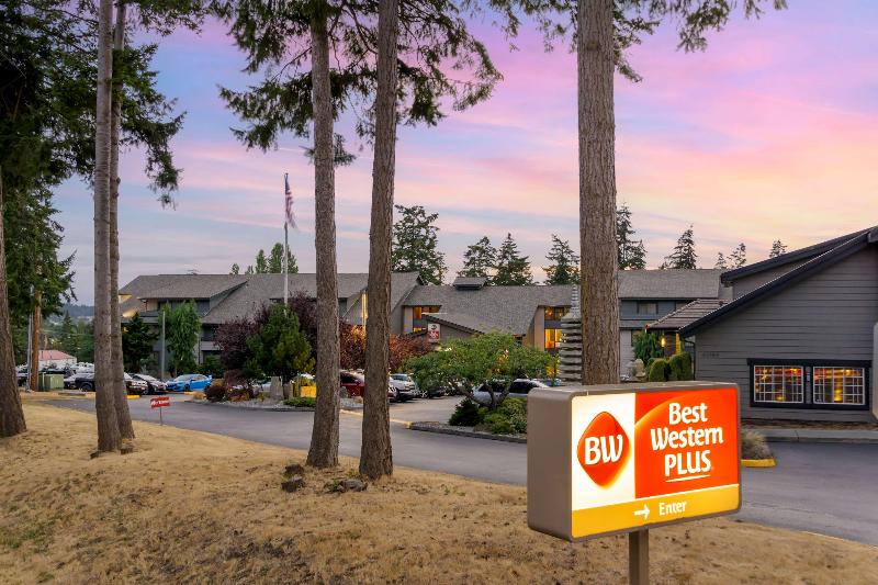 Best Western Plus Oak Harbor Hotel & Conference Ce image